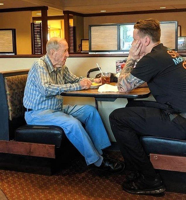 2. “Yaşlı bir beyefendi, Pennsylvania’daki bir restorana yemek yemek için geldi. Restoran görevlisi mola verdi ve yemek sırasında ona katıldı, yaşlı adam ona bazı hikayeler anlattı.”