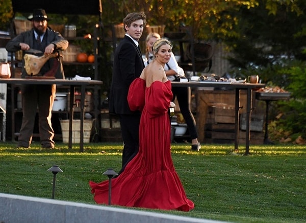 Все же некоторым звездным гостям не удалось остаться незамеченными.