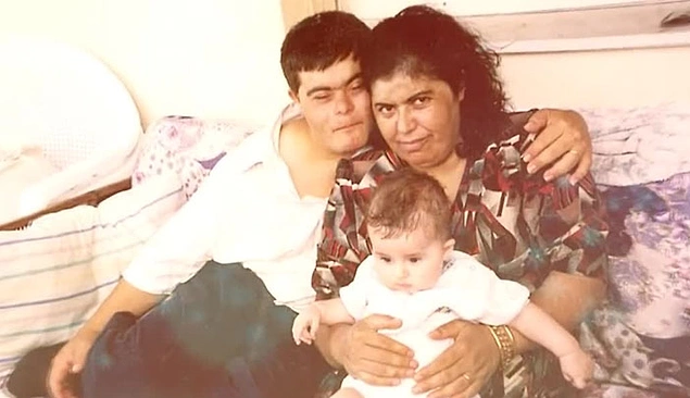 Baba Jad Down Sendromlu, ancak oğlu Sader i&ccedil;in elinden gelenin en iyisi yapan bir baba.