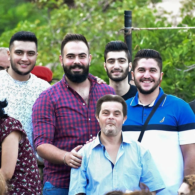 Evet ben Down Sendromluyum ve bu adamı ben b&uuml;y&uuml;tt&uuml;m, g&uuml;c&uuml;m&uuml;n yettiği kadarını yaptım ve onun doktor olmasına yardımcı oldum dediği y&uuml;z&uuml;ndeki gururlu ifadeden okunur haldeymiş.