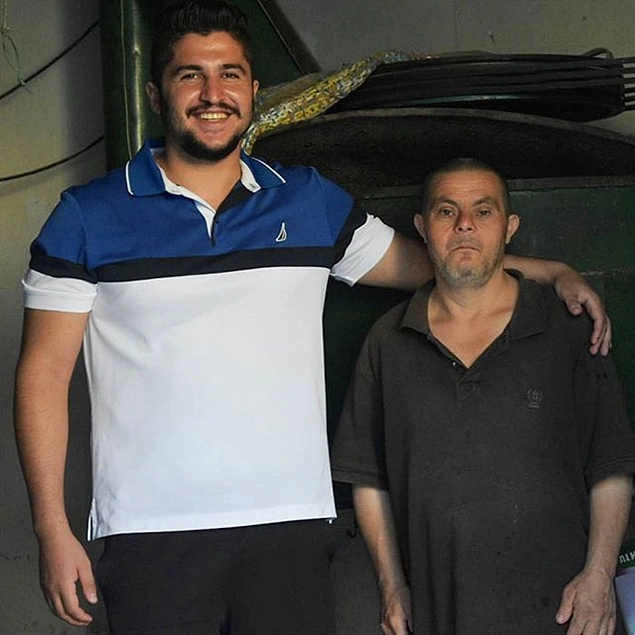 Her ailede olabildiği gibi m&uuml;thiş bir baba oğul bağları var, k&uuml;&ccedil;&uuml;kl&uuml;ğ&uuml;nden beri hep oğlunun yanında olmuş baba Jad.
