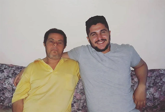 Baba Jad g&ouml;ğs&uuml;n&uuml; kabartarak gururla s&ouml;yl&uuml;yormuş "benim oğlum doktor" diye.