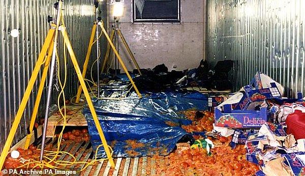 2000 yılında İngiltere'nin Dover kentinde 58 Çinli göçmenin cesedi bir kamyonda bulunmuş, kamyonun Hollandalı sürücüsü cinayetten hüküm giyerek hapis cezasına çarptırılmıştı.