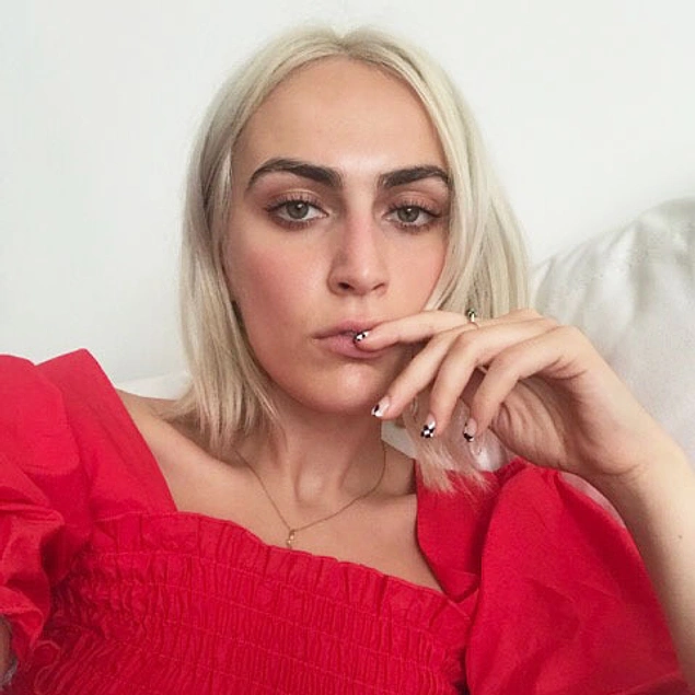 Allığı daha geniş bir alana yayın.