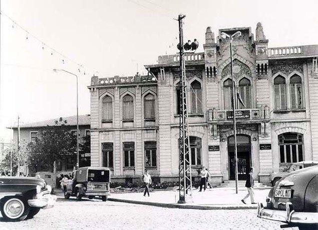 1910'da hayata veda eden Osman Hamdi Bey, İstanbul'un Kadıköy ilçesinin ilk belediye başkanlığını da yapmıştı.