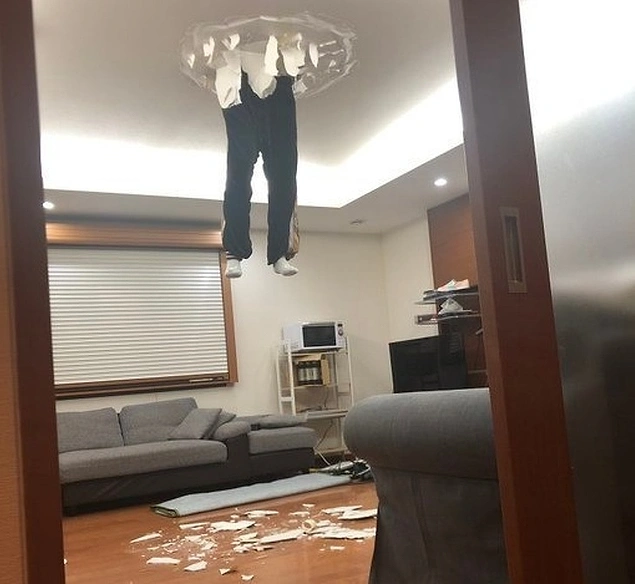 Bu adamın aslında bir avize olmak istediğini düşünmüyoruz...