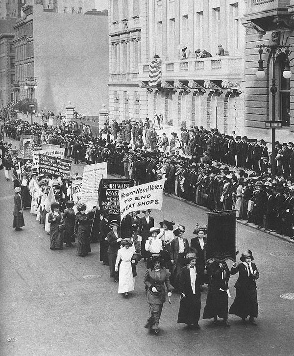 1915 - New York'ta 25-30.000 kadın oy hakları için 5. Cadde'de yürüyüş yaptı.