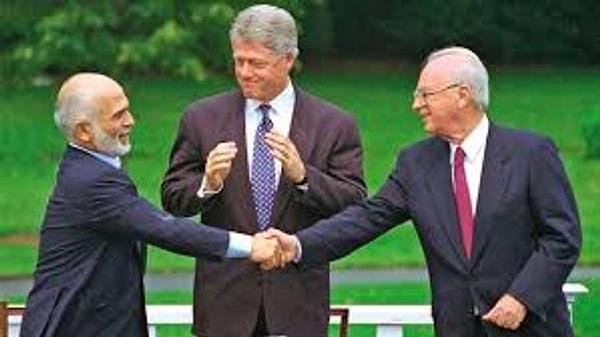 1994 - İsrail ile Ürdün arasındaki 46 yıllık savaşa son veren tarihi barış anlaşması; iki ülke arasındaki sınırda, 5 bin kişinin katıldığı gösterişli bir törenle imzalandı.