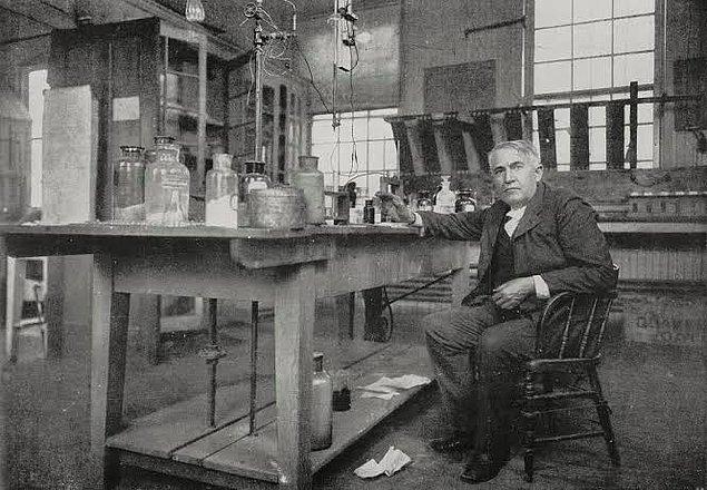 11. Edison, ilk filmi makinası olarak bilinen kinetografı, sonra modem film makinalarının öncüsü olarak kabul edilen kinetoskopu icat etti.