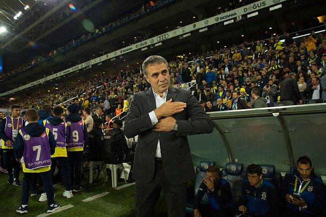 Fenerbahçe taraftarları maçın son düdüğünün ardından Teknik Direktör Ersun Yanal'ı tezahüratlar eşliğinde tribünlere çağırdı. Yanal sahaya girerek tribünleri tek tek selamladı.
