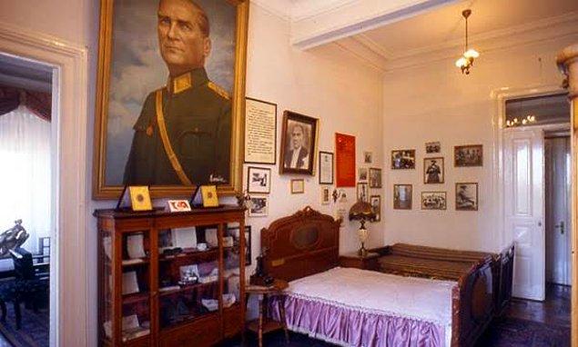 Atatürk cephe dönüşlerinde evi gibi kullandığı Pera Palas'ın her zaman 101 numaralı odasında kalıyormuş. Otelin kuruluşunun 100. yılında bu oda bir müze haline getirilmiş.