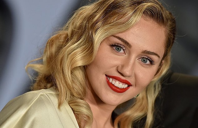4. Miley Cyrus, “İyi adamlar var pes etmeyin, eş cinsel olmak zorunda değilsiniz kızlar.” demiş.