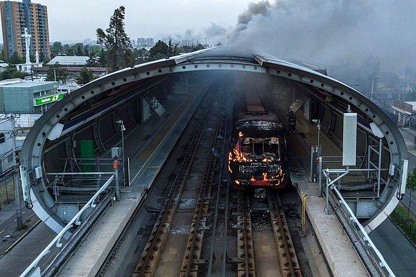 Olaylar sonrasında bir tren yanmaya devam ediyor...Piñera, önerilen metro bilet fiyatı zammının askıya alındığını açıkladı.