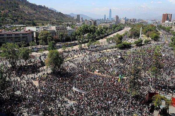 Göstericiler, Şili’nin devlet ekonomik modeline yapılan protesto sırasında toplanıyor...