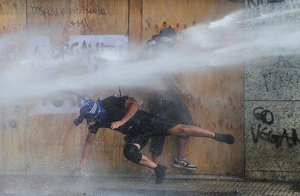 Güvenlik güçleri, göstericilere tazyikli su sıkıyor...