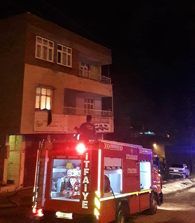 Alevler içinde kalan Güllü Yılmaz, kendisini ikinci kattaki evlerinin penceresinden boşluğa bıraktı.