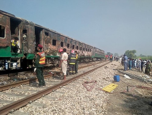 Pakistan'da Yolcu Treninde Patlama ve Yangın: 62 Ölü