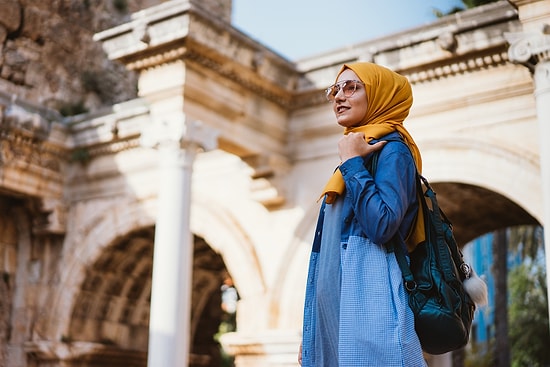 Tesettürlü Şıklığın Öncülerinden Tüm Püf Noktaları Öğrendik; Kış Dolabı Hazırlarken Olmazsa Olmaz 8 Parça