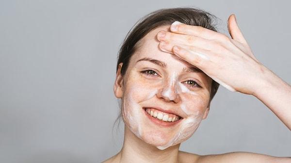 Tek seferde makyajı çıkarmaya da yardımcı olan yüz temizleme jelleri kullanabilirsiniz.