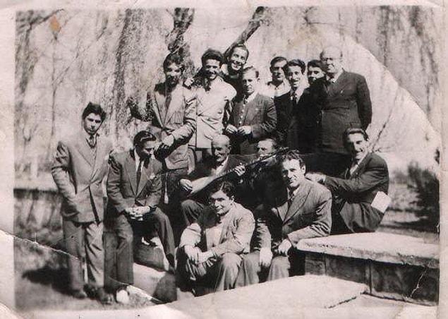 Türk halk ozanı Aşık Veysel köy enstitüsü öğrencilerini ziyaret ederken, Sivas, 1941.
