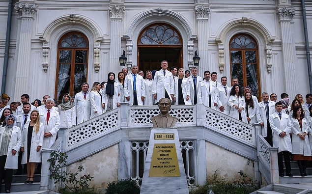 Sosyal medyanın gündemi de öğretmenler için tasarlananlar önlükler oldu. Bazı yorumlar şöyle 👇