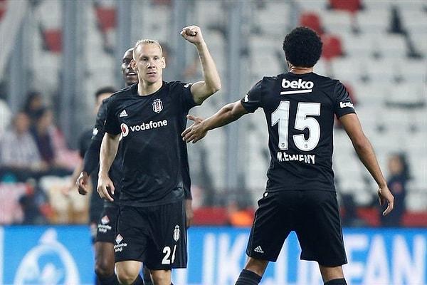 Mücadelenin ilk yarısı Beşiktaş'ın 2-0'lık üstünlüğü ile tamamlandı.
