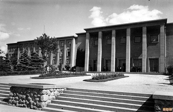 1925 - Ankara Hukuk Fakültesi, Atatürk tarafından açıldı.