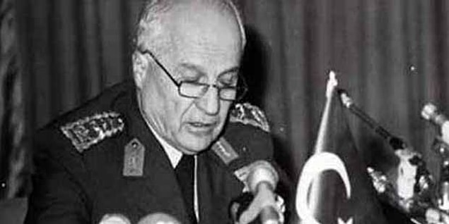 1982 - 12 Eylül Anayasası, yürürlüğe girdi. Buna göre; Millî Güvenlik Konseyi oluşturuldu ve Devlet Başkanı Kenan Evren, Cumhurbaşkanı ilan edildi.