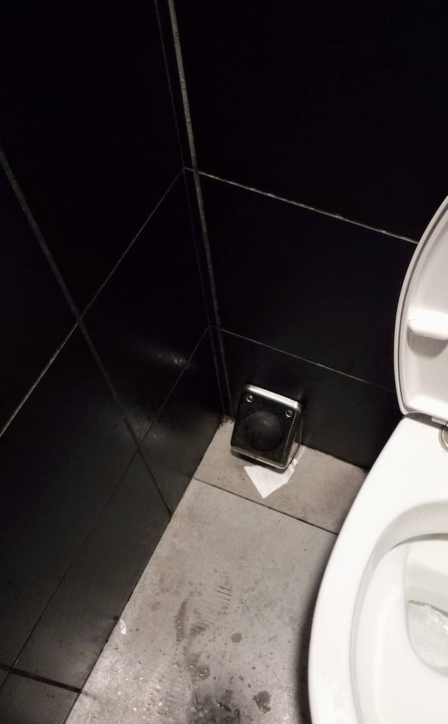 20. Elinizi sürmeden ayağınızla çekebileceğiniz sifon. 🚽