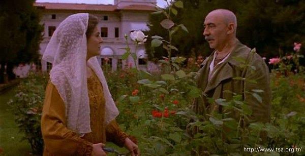 Meraklısı bilir ama bilmeyenler için küçük bir not: Şener Şen, Keje rolündeki Sermin Hürmeriç ile 1987 yılında çekilen Muhsin Bey filmi sayesinde tanışmış ve evlenmiştir. Eşkıya filminde de evli olan çift, filmden kısa bir süre sonra evliliklerine son vermişlerdir.