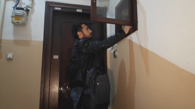 Saat 09.30 sıralarında eve gelen BEDAŞ ekipleri, 607,16 liralık elektrik faturasının 2 aydır ödenmediği gerekçesiyle elektrikleri kesti.