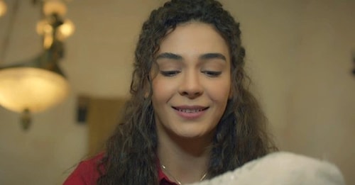 Hercai Dizisinin Reyyan'ı Ebru Şahin, İlkokul Çocuklarına Yaptığı Yardımla Gönlümüzü Bir Kez Daha Fethetti!