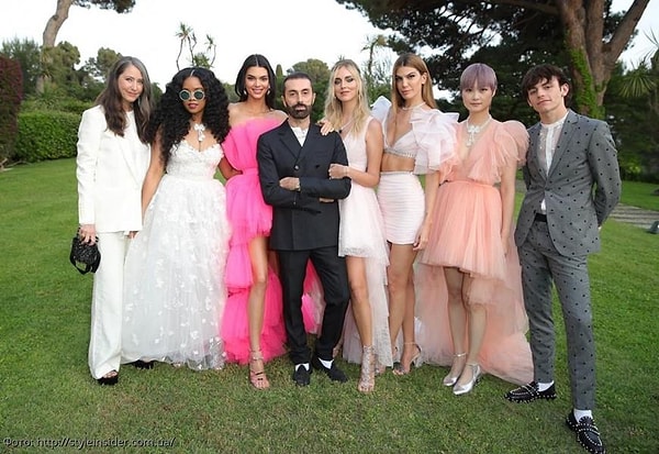 Каждый год все страстные поклонники моды с нетерпением ждут имя нового дизайнера, с которым H&M планируют коллаборацию.