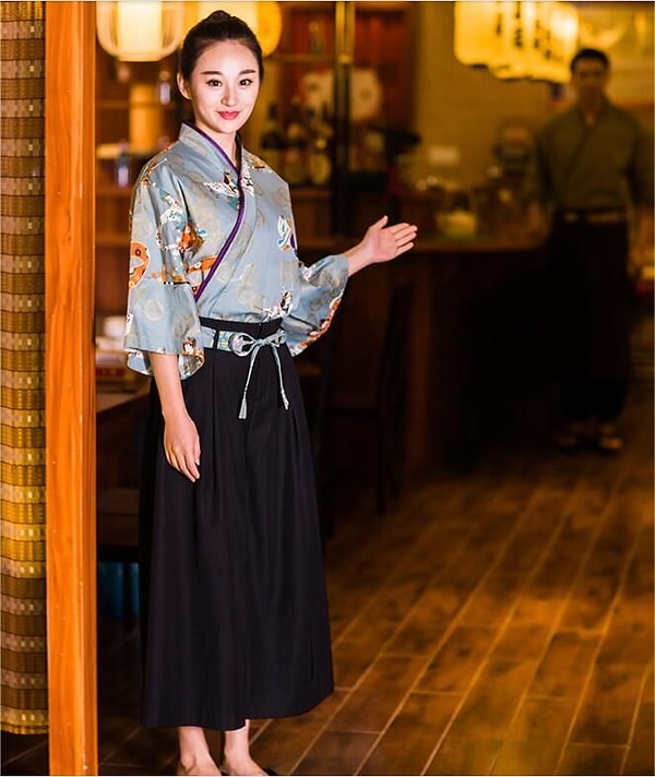 Restoranların gerekçesi ise oldukça tuhaf; "gözlüğün kimonoya yakışmaması".