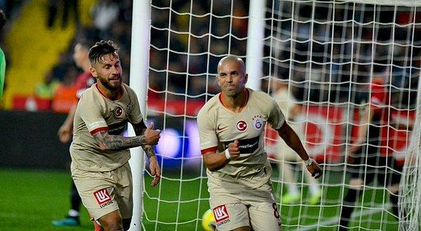 Kalan bölümde başka gol olmayınca Galatasaray, sahadan 2-0'lık galibiyetle ayrıldı.