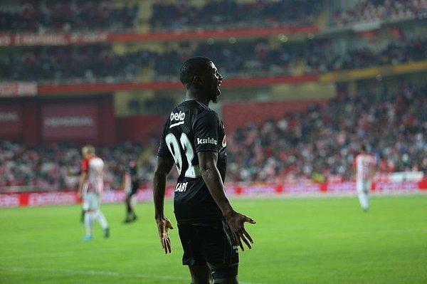 Maçtaki ilk tehlikeli pozisyon 30. dakikada yaşandı ve Beşiktaş gole yaklaştı. Rebocho'nun ortasında Diaby'nin müsait pozisyonda vuruşu kaleci Stachowiak'ta kaldı.