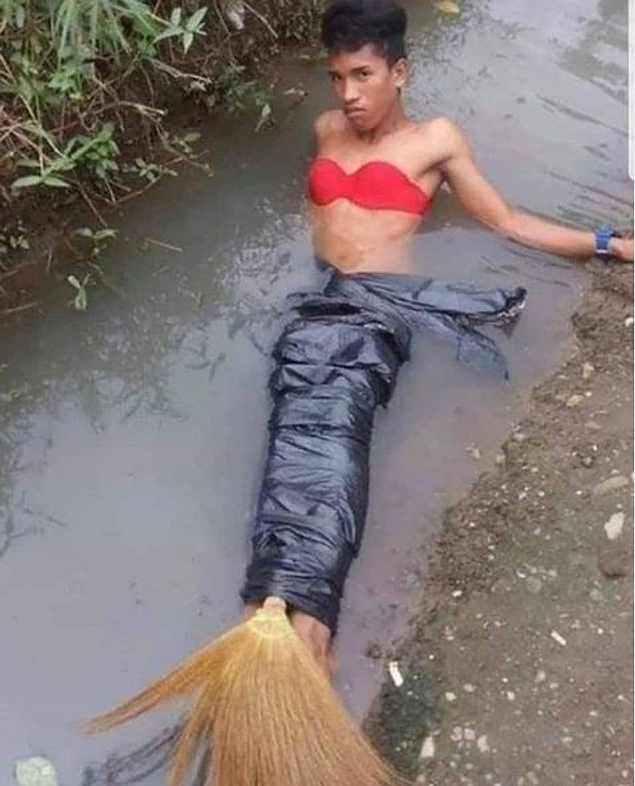 Düşük bütçeli deniz kızı cosplayi.