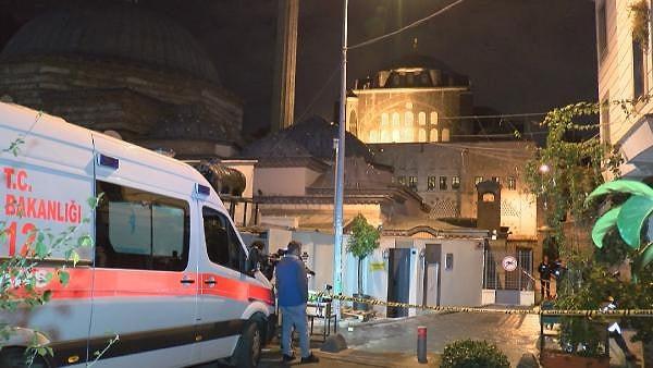 Kılıç Ali Paşa Camisi'ne sabah namazı için gelen vatandaşlar, 3 numaralı bina önünde hareketsiz yatan bir kişiyi gördü.