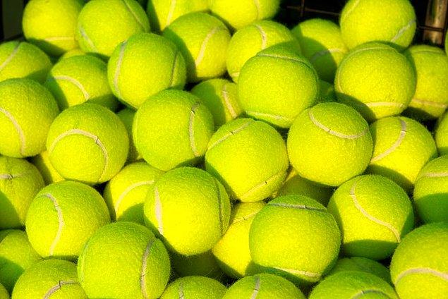 13. Tenis topları neden parlak sarıdır?