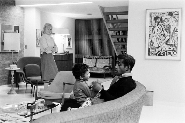 1960 - Sammy Davis, Jr., İsveçli oyuncu May Britt ile evlendi. Irklar arası evlilik ABD'nin 50 eyaletinin 31'inde hala yasaktı.