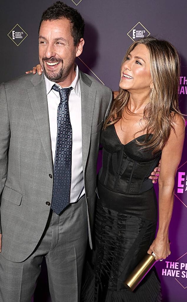Yılın İkonu ödülünü alan Jennifer Aniston ve Adam Sandler;