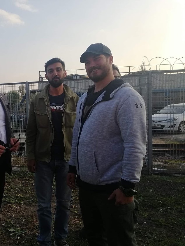 İşte bugün, hem yönetmenliğini hem de başrol oyunculuğunu yapacağı yeni filmi için keşfe çıktığı sırada kameralara böyle yakalandı Çağatay Ulusoy.