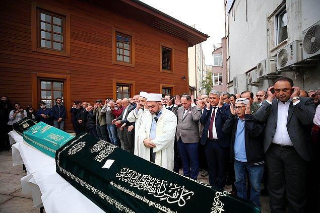 Fatih’te evlerinde ölü bulunan 4 kardeş, Fındıkzade Albayrak Camii'nde kılınan cenaze namazının ardından son yolculuğuna uğurlandı.