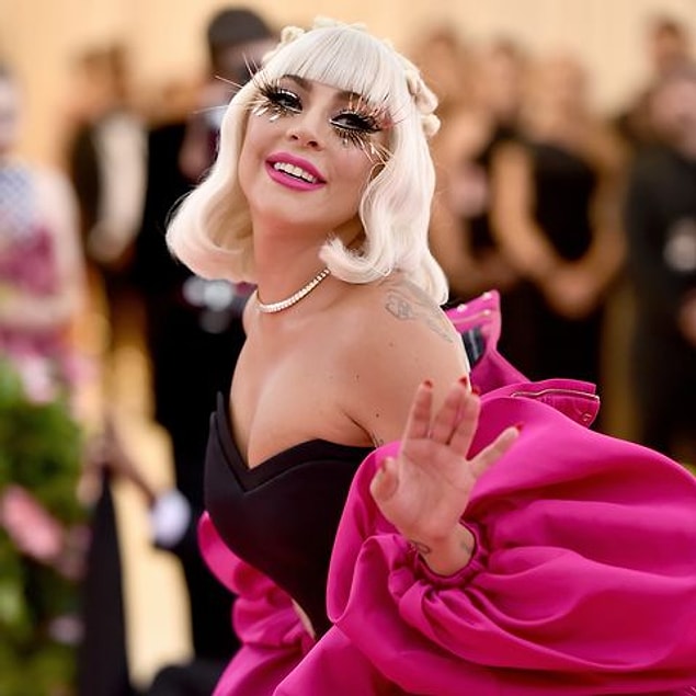 Zenginin malı züğürdün çenesini yorar derler ya, aynen o hesap... Lady Gaga'nın 24 milyon dolar'a aldığı evi, sosyal medyanın diline düştü.