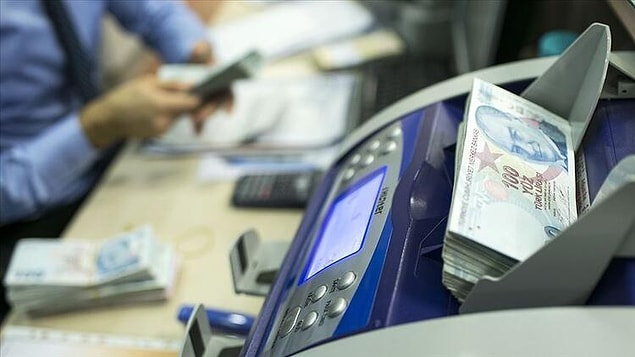 Hazine ve Maliye Bakanlığı’na bağlı vergi dairelerinin uygulamasında ekim başında öğrenciler dahil 3.9 milyon yurttaşın banka hesabına haciz konmuştu.
