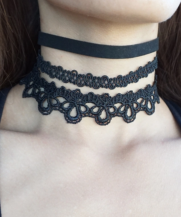 Boynu ortaya çıkarıp uzun gösteren choker kolyeler herkesin boynundaydı.