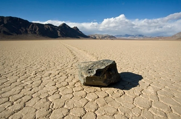 Hareket eden yelken kayalar, Ölüm Vadisi, Kaliforniya, ABD; Aralık Şubat