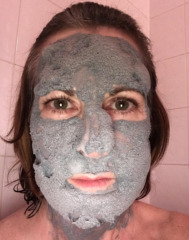Bazen güzellik uğruna maske yaparsın ama canavara dönüşürsün...