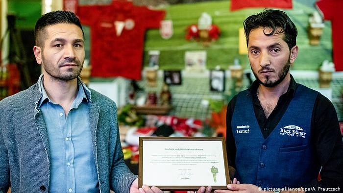 Almanya'da Irkçı Saldırı Sonucunda Bir Müşterinin Hayatını Kaybettiği Döner Büfesi, Çalışanlara Devredildi