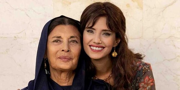 1. Нехир Эрдоган - турецкая актриса, которая родилась в самой обычной семье. В детстве она вовсе не мечтала стать актрисой. Девочку интересовали другие вещи, да и родители не разделили бы этого увлечения, так как они не имели никакого отношения к искусству.